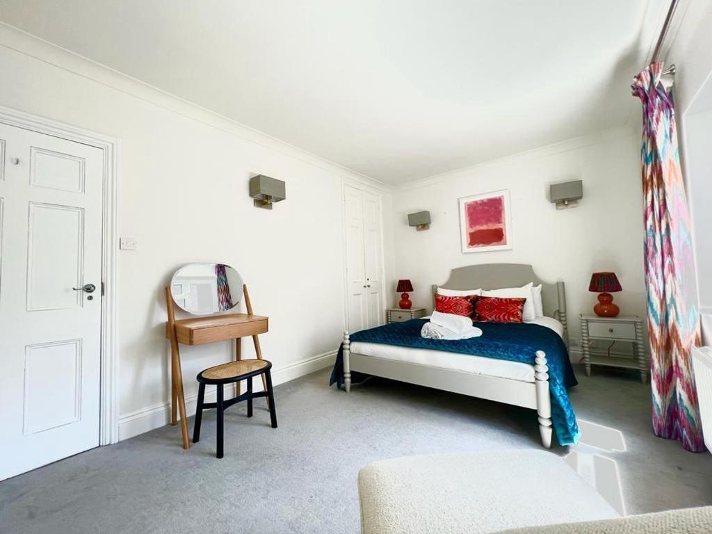 Split Level 2 Bed Apartment- Mayfair Apartment