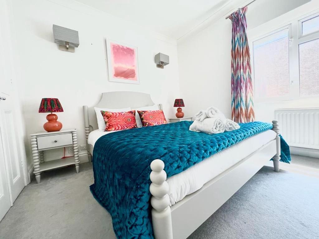 Split Level 2 Bed Apartment- Mayfair Apartment *