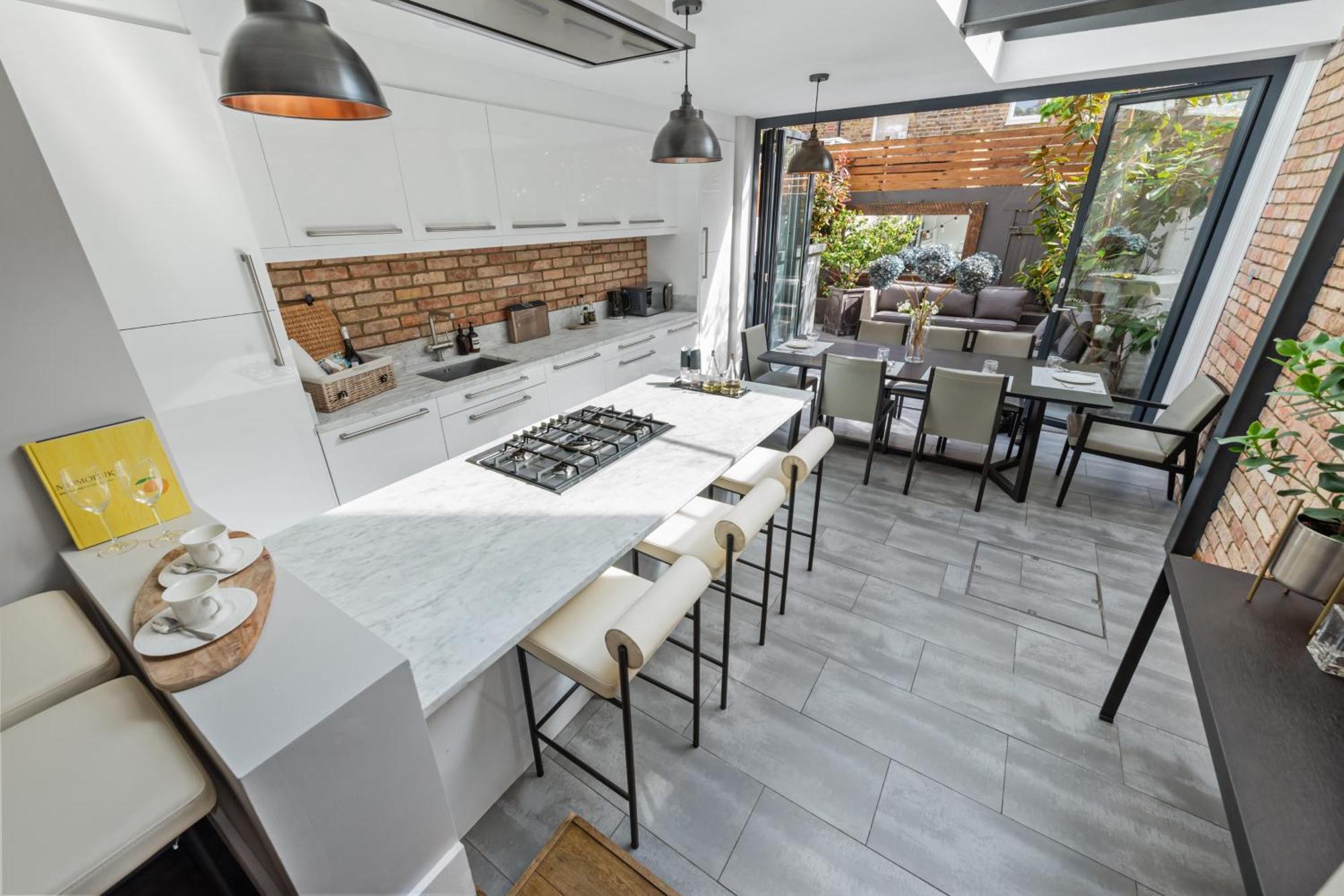 Central 4 Bedroom House With Garden In Battersea Close To Chelsea