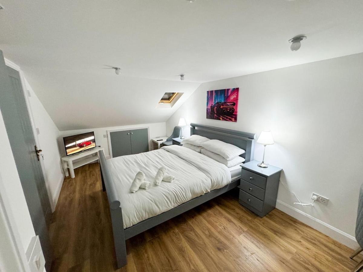 North Spacious 7- Bedroom House Apartment