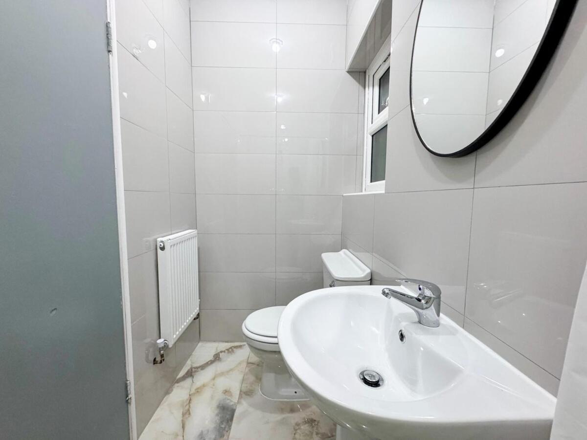 Apartment North Spacious 7- Bedroom House London