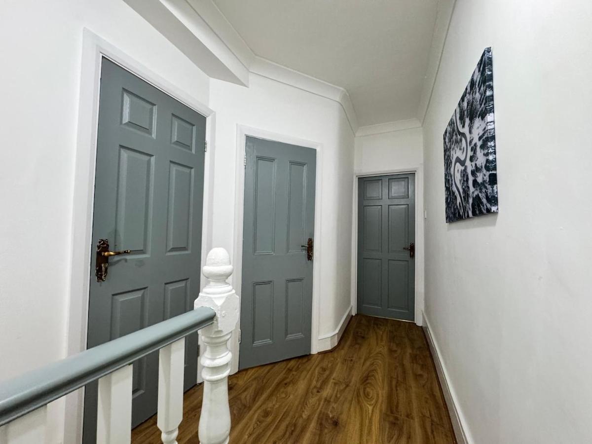 North Spacious 7- Bedroom House Apartment