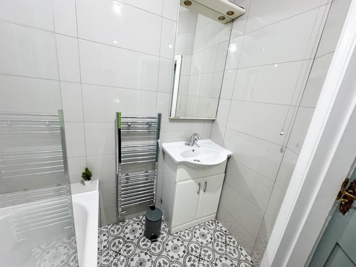 North Spacious 7- Bedroom House Apartment