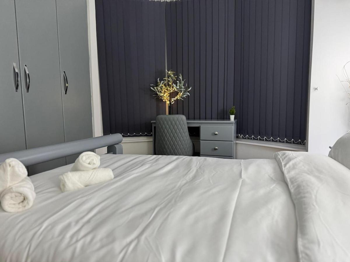 North Spacious 7- Bedroom House Apartment London