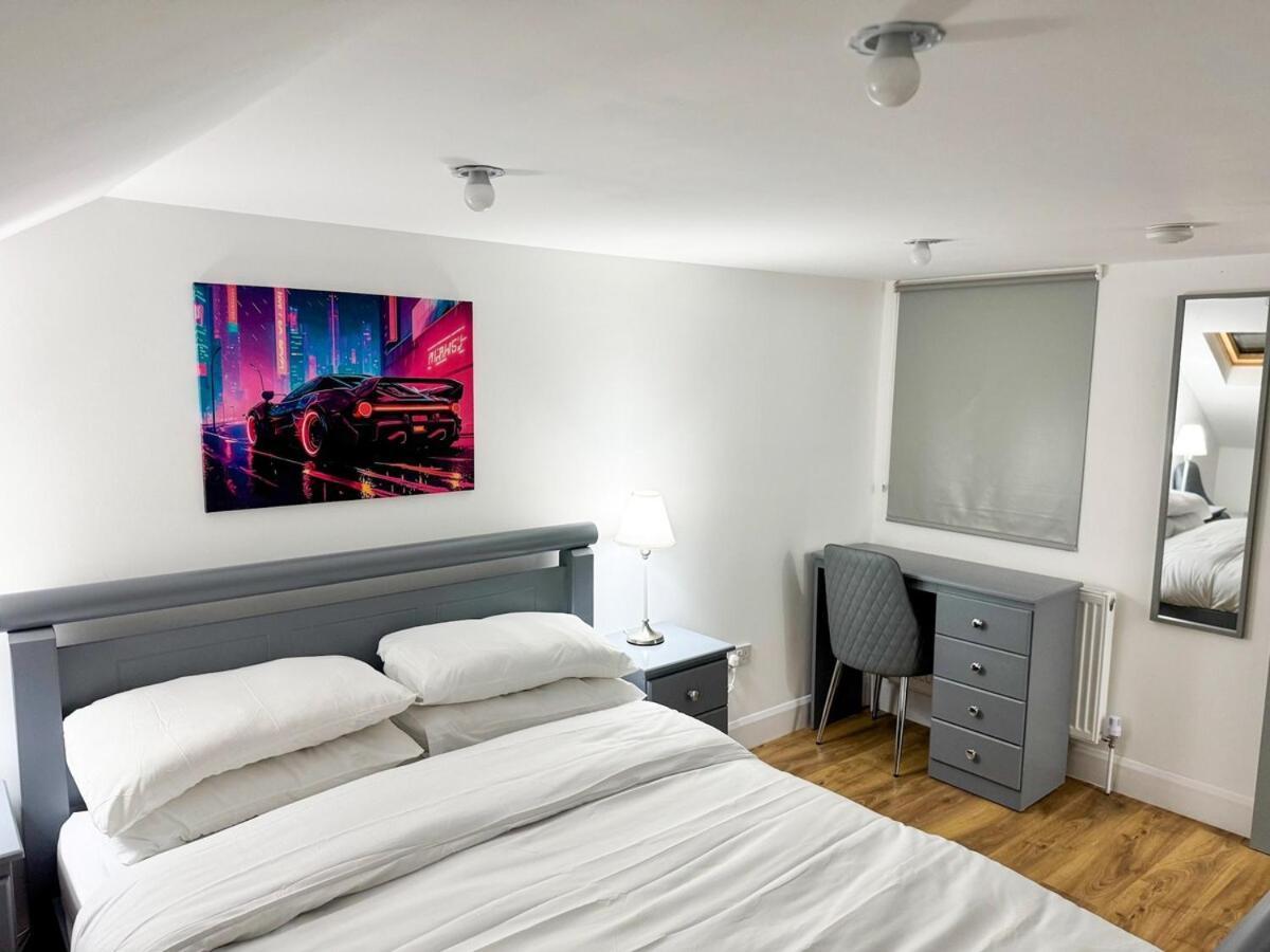 North Spacious 7- Bedroom House Apartment *