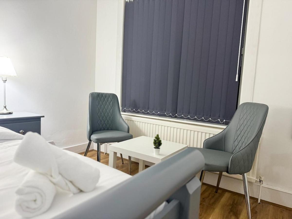 North Spacious 7- Bedroom House London