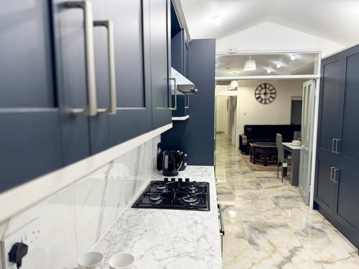 North Spacious 7- Bedroom House London