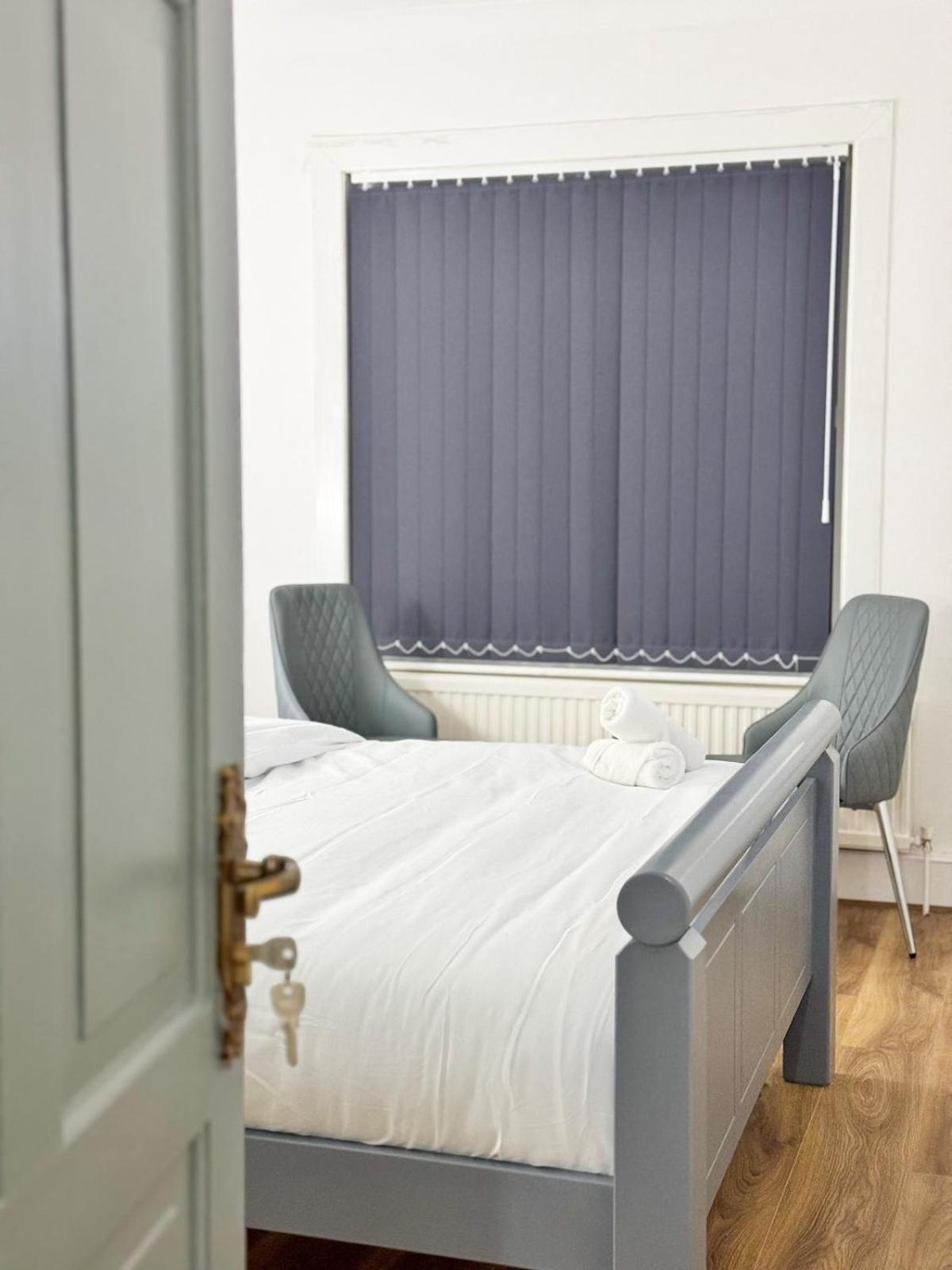 North Spacious 7- Bedroom House * London