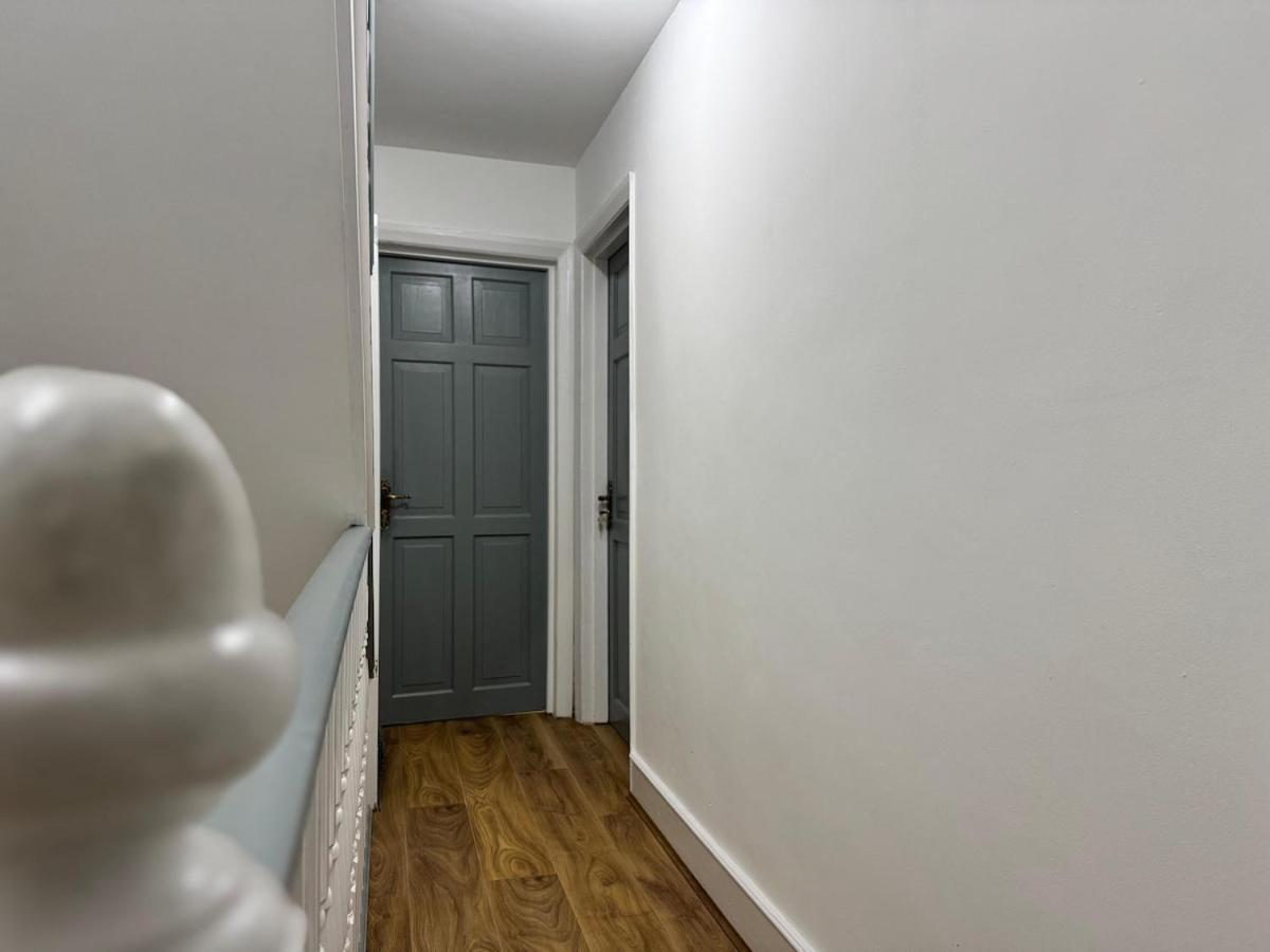 North Spacious 7- Bedroom House Apartment