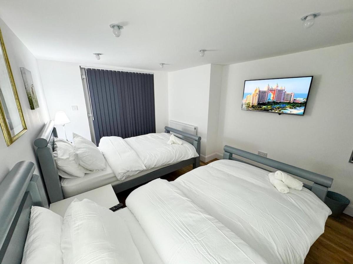 North Spacious 7- Bedroom House Apartment