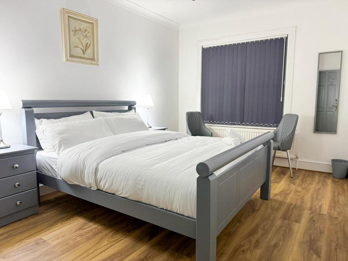 North Spacious 7- Bedroom House Apartment *