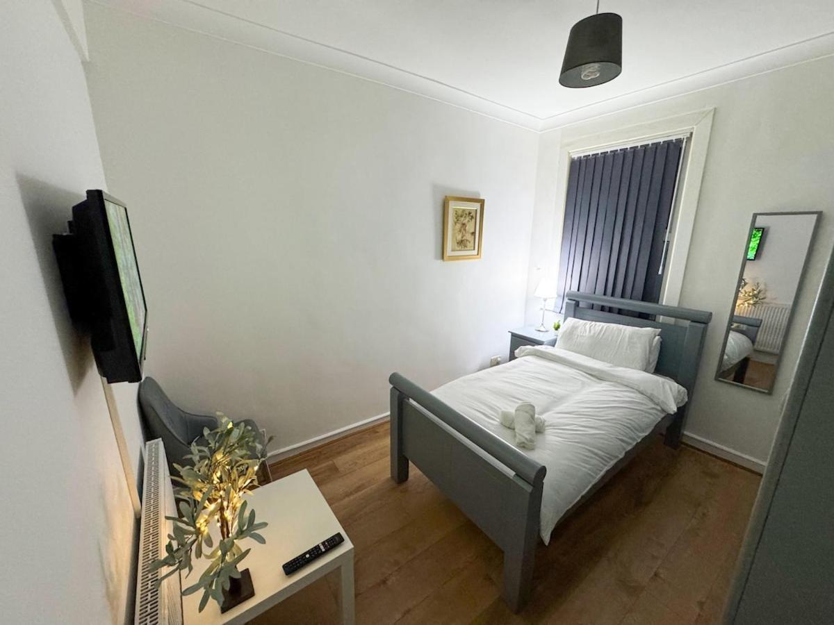 North Spacious 7- Bedroom House Apartment London