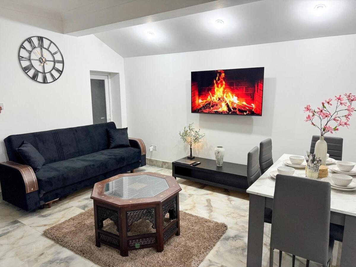 North Spacious 7- Bedroom House