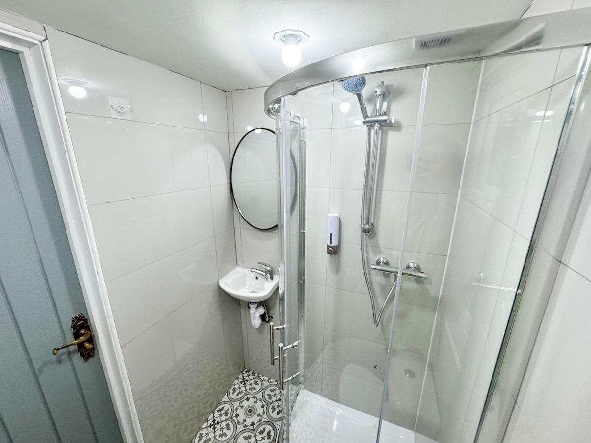 North Spacious 7- Bedroom House Apartment
