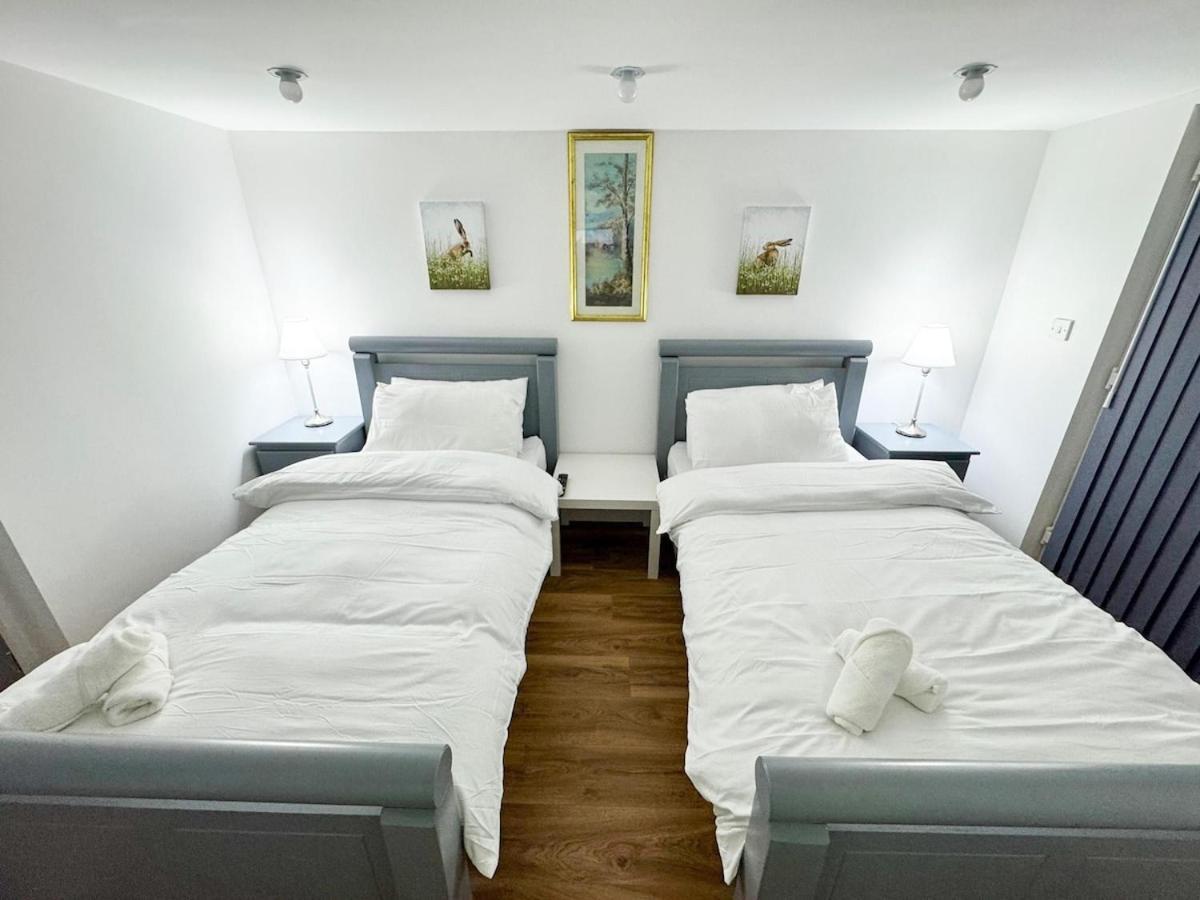 North Spacious 7- Bedroom House Apartment *