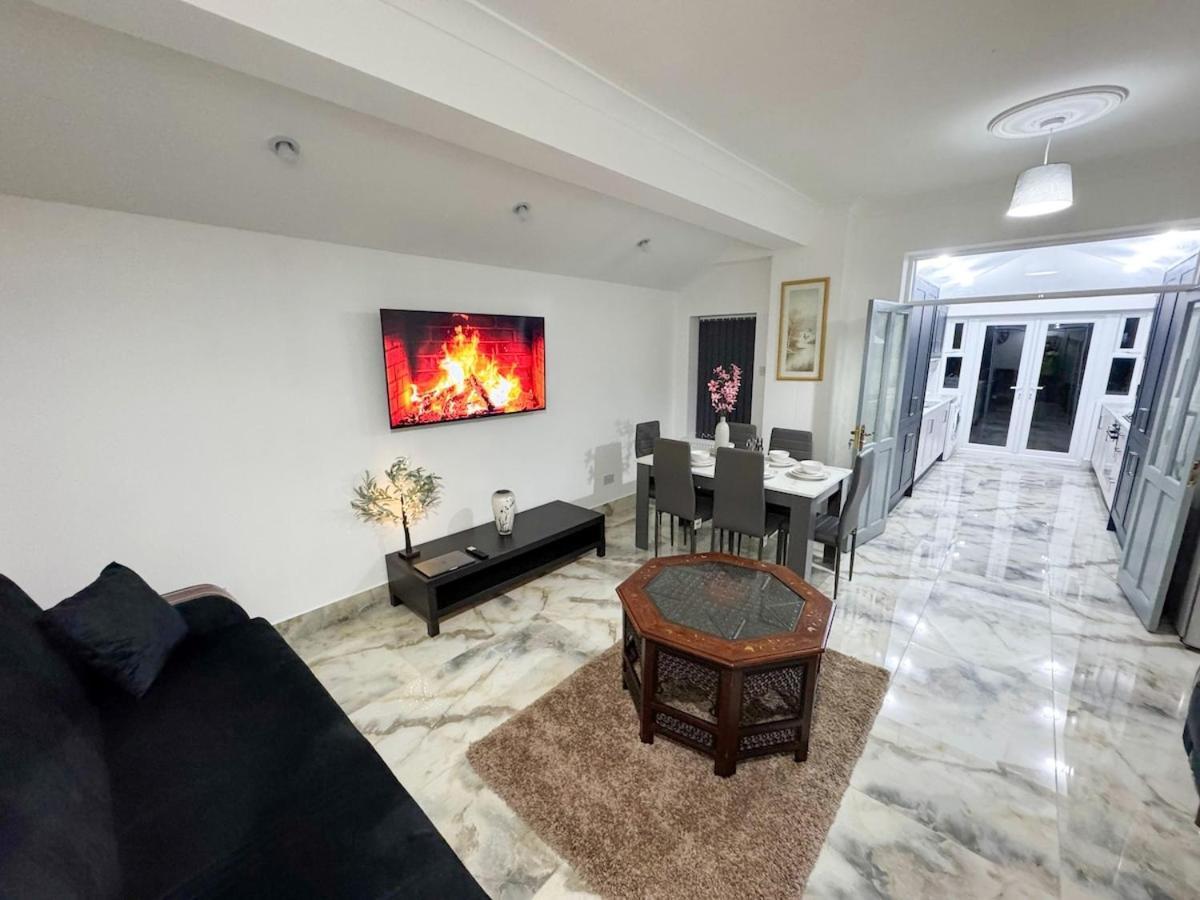 North Spacious 7- Bedroom House Apartment London