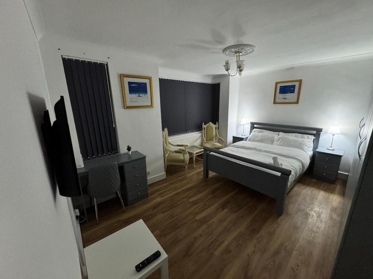 North Spacious 7- Bedroom House * London