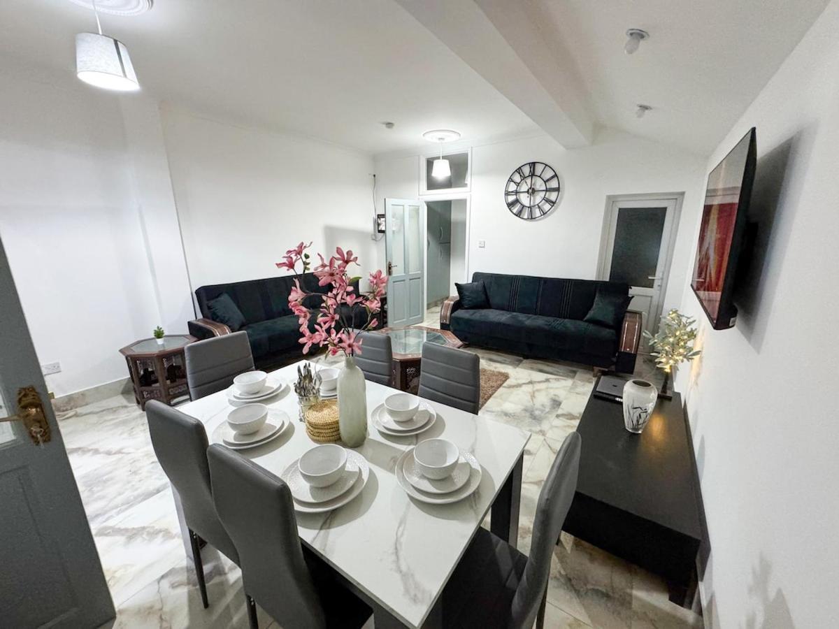 North Spacious 7- Bedroom House Apartment