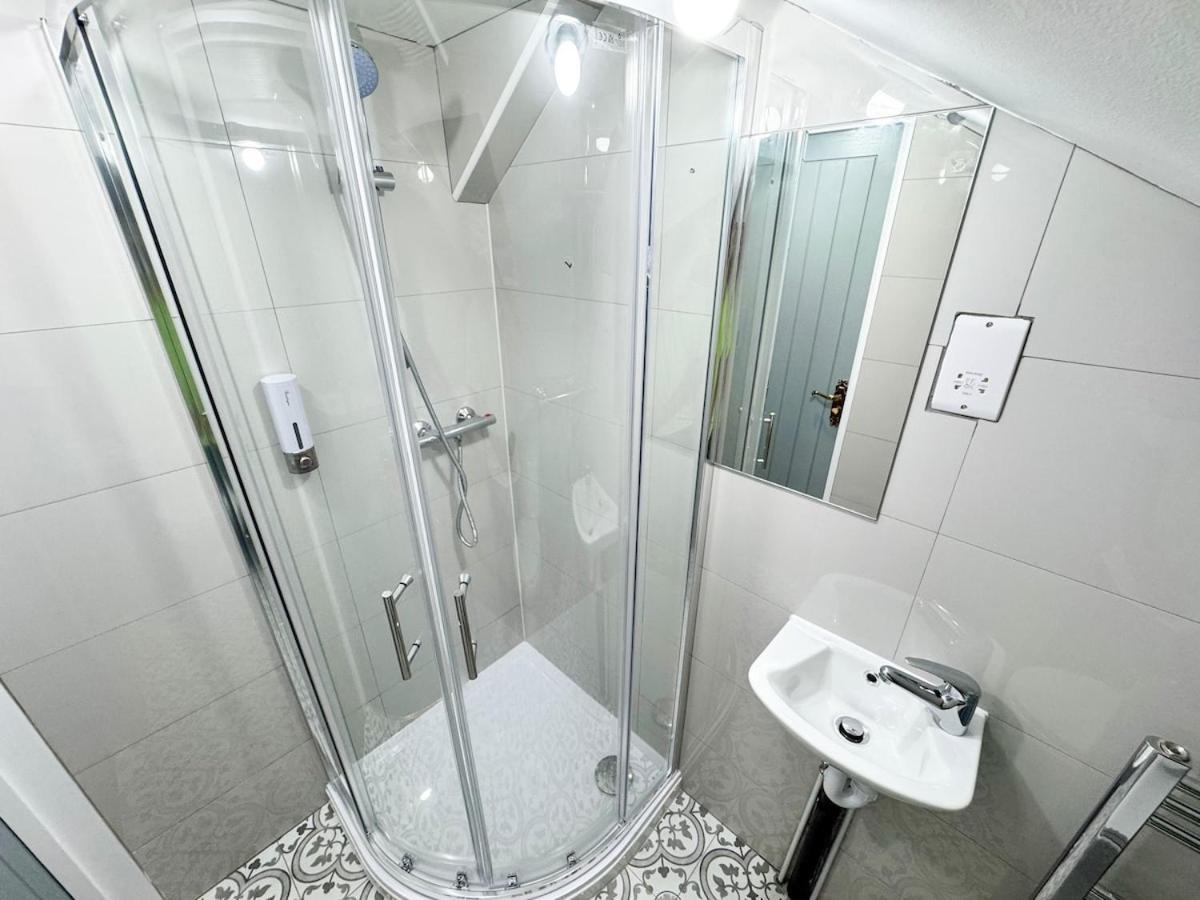 North Spacious 7- Bedroom House Apartment London