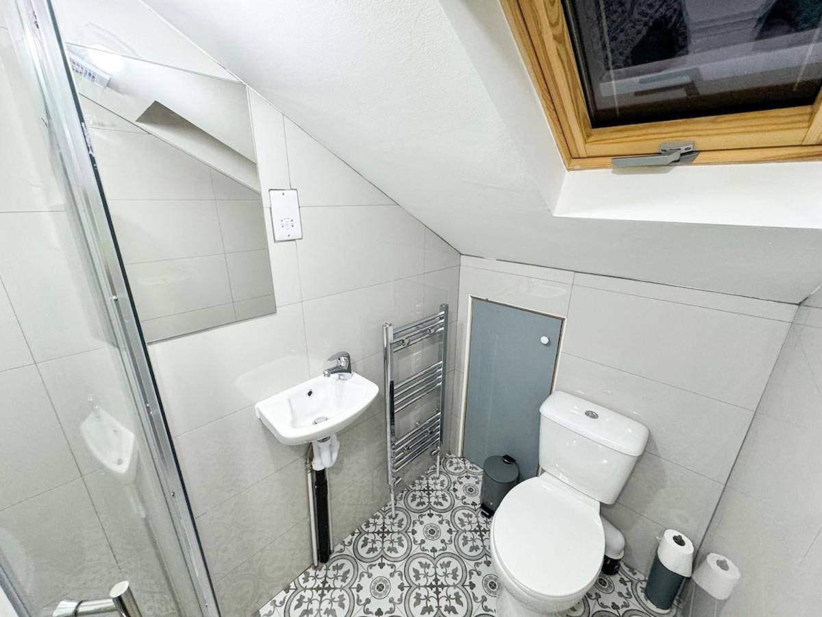 North Spacious 7- Bedroom House Apartment London