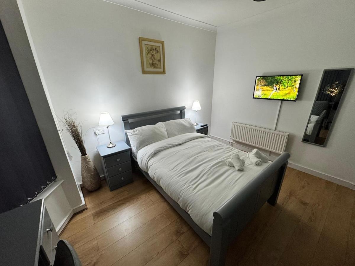 North Spacious 7- Bedroom House