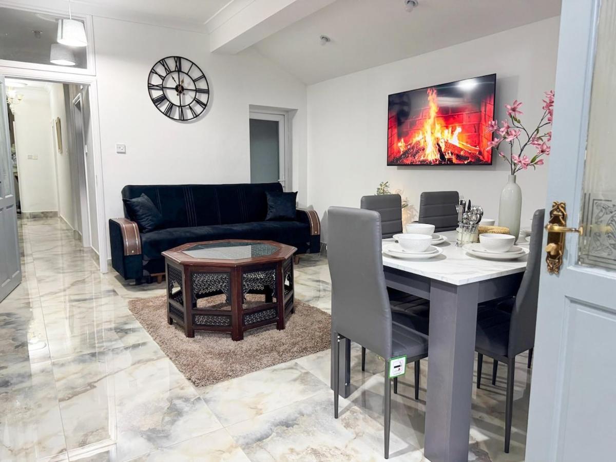 North Spacious 7- Bedroom House * London