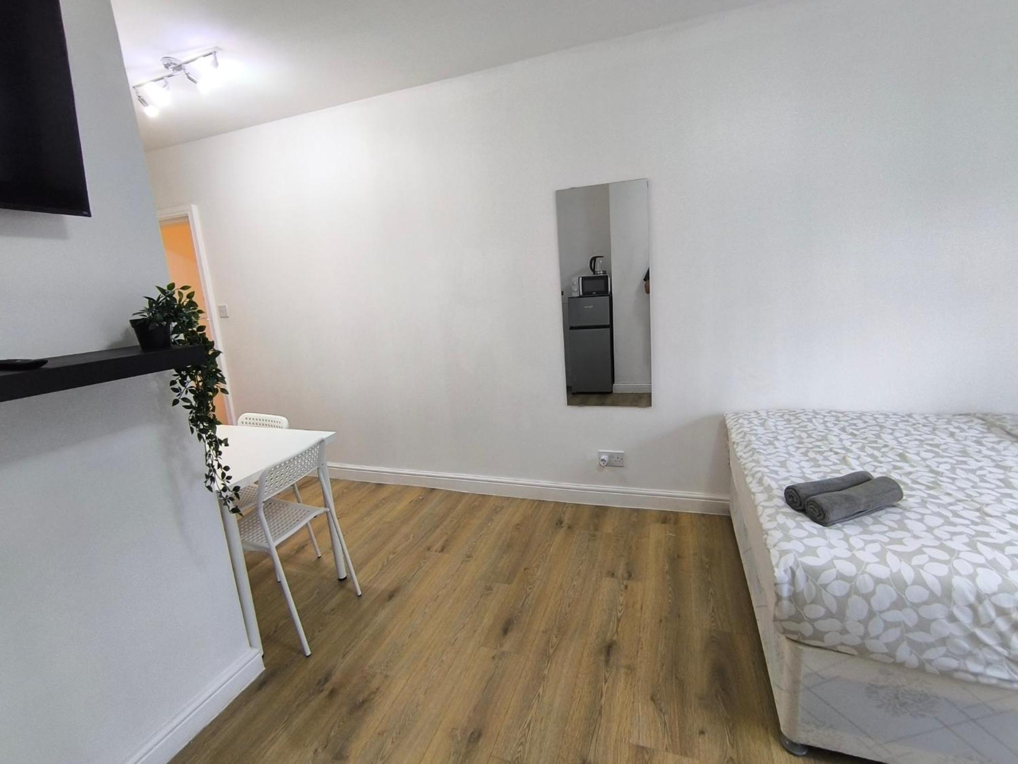 Guest house 4 Pers Studio Style Room Near South Wimledon Station R3 London