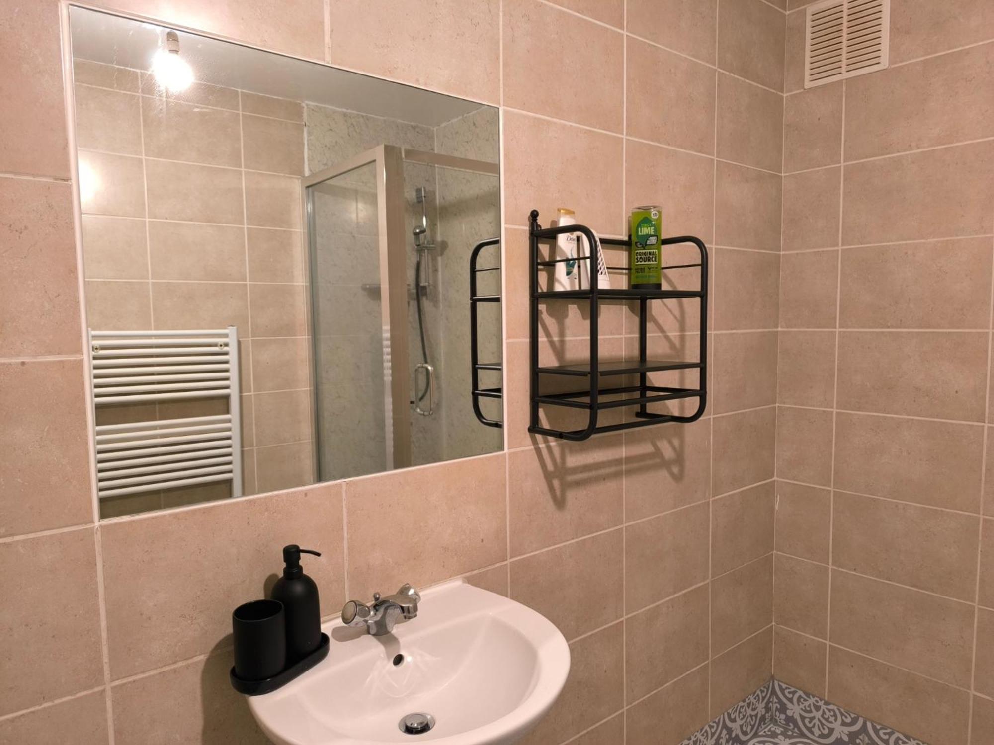 Guest house 4 Pers Studio Style Room Near South Wimledon Station R3 *