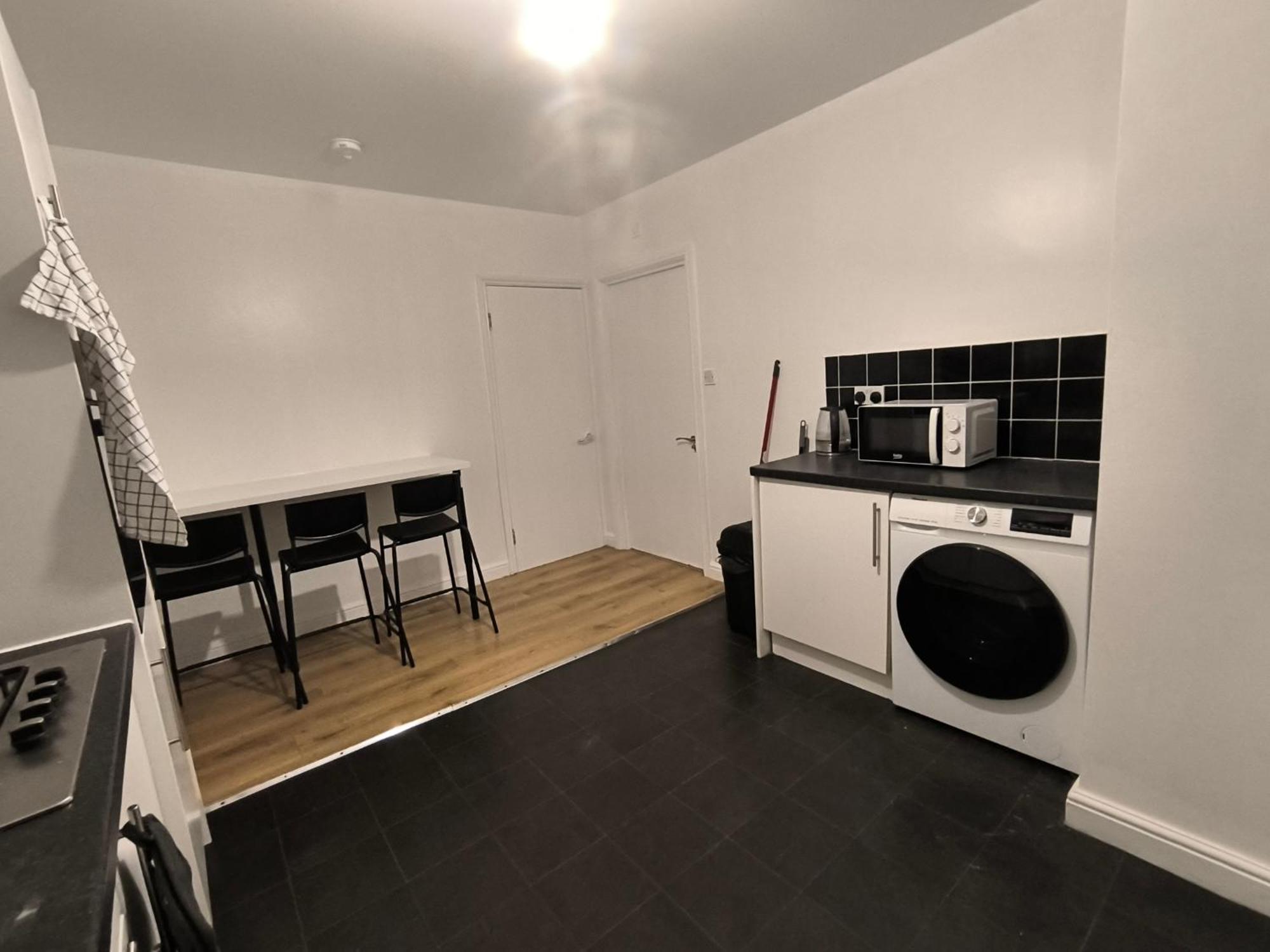 Guest house 4 Pers Studio Style Room Near South Wimledon Station R3 London