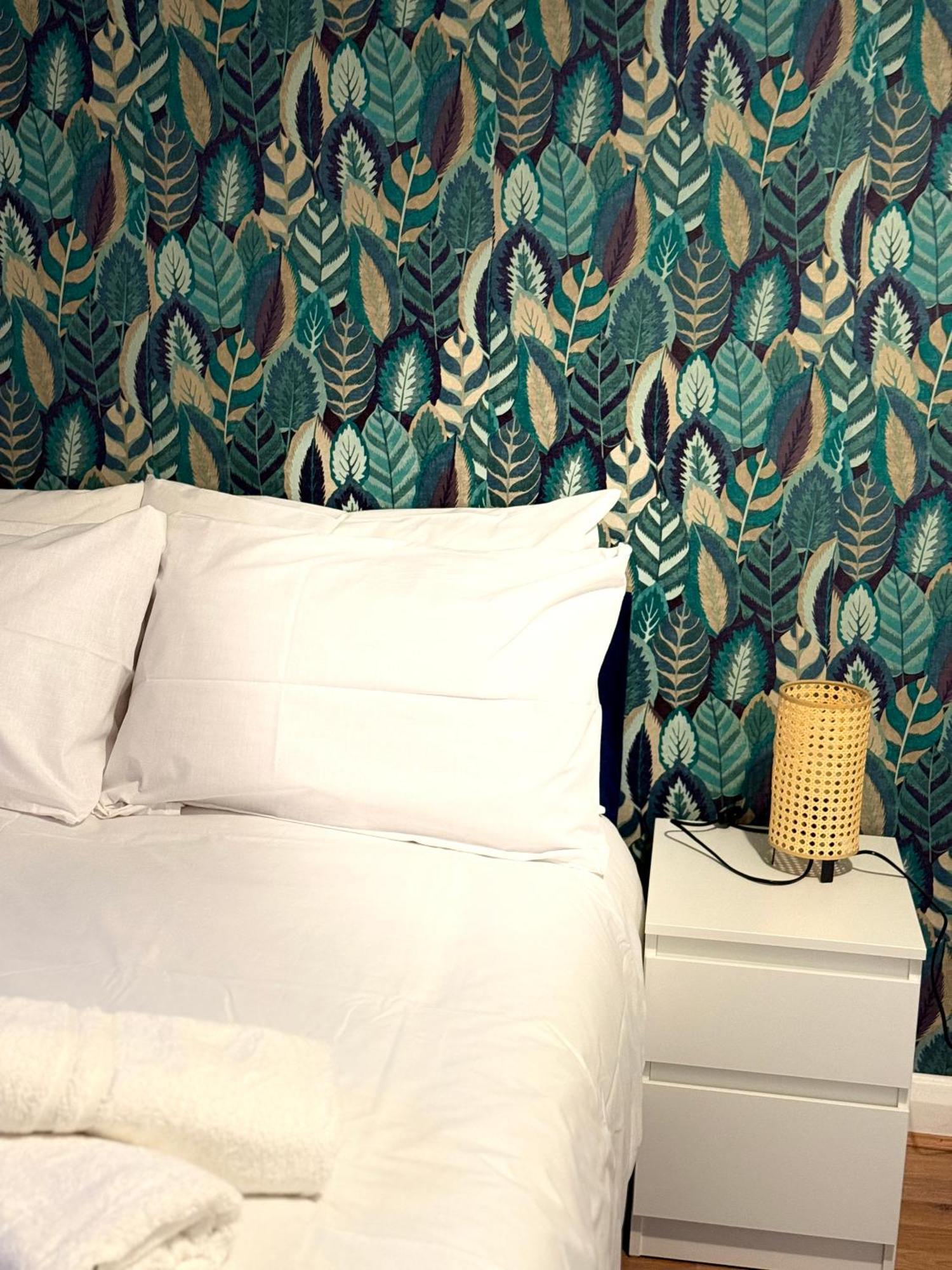 Stylish Two Bedroom Apartment *
