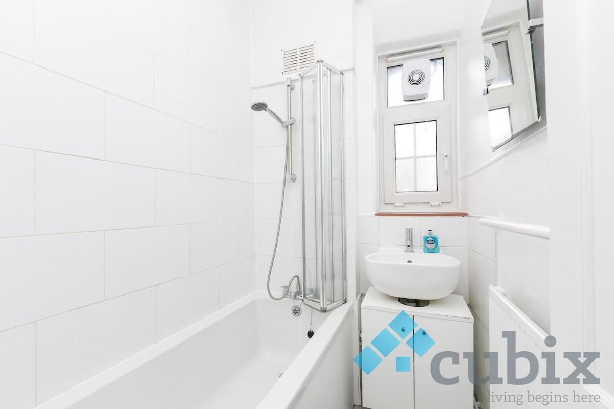 Apartment Zone 1 Apartment, 3 Bedrooms London