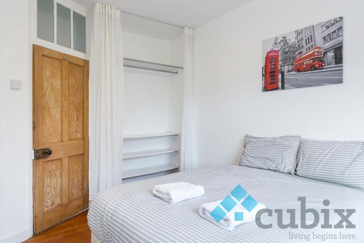 Zone 1 Apartment, 3 Bedrooms London