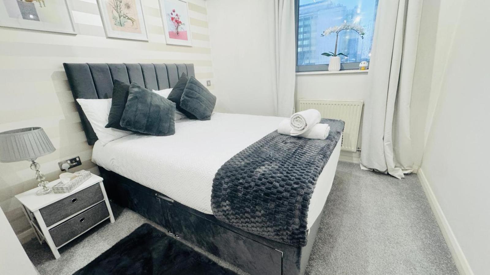 Apartment Entire Next To Canary Wharf In