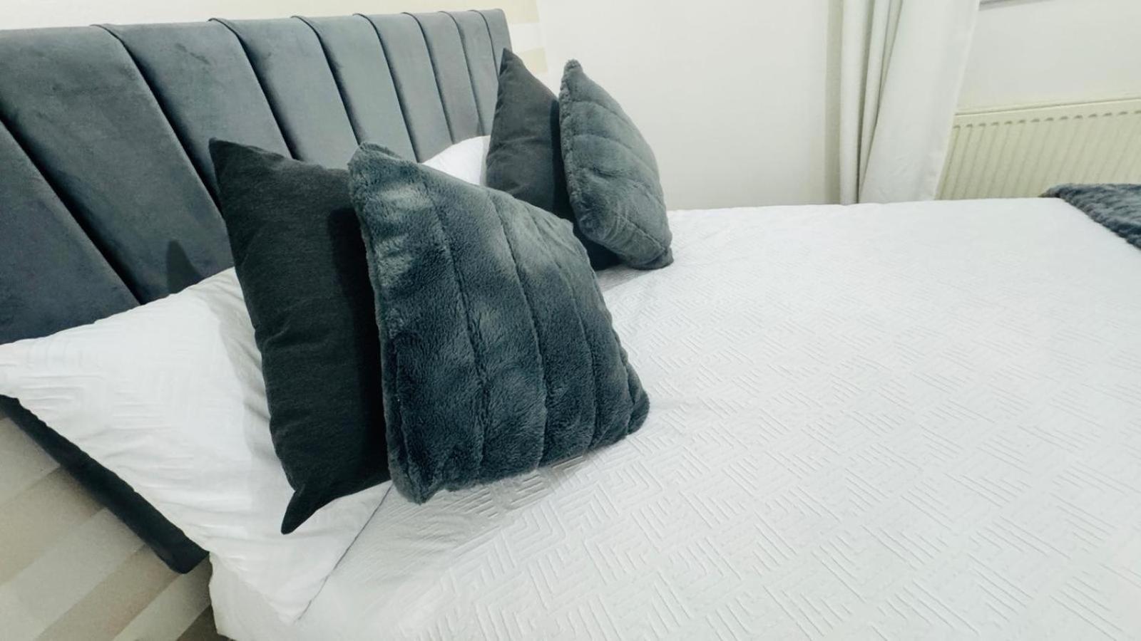 Entire Next To Canary Wharf In Apartment London