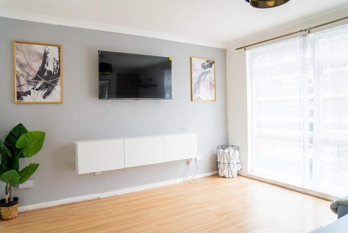 Large Cozy 4 Bedroom House In Holiday home London