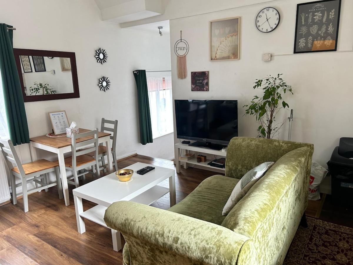 Bright 1 Bedroom In Apartment