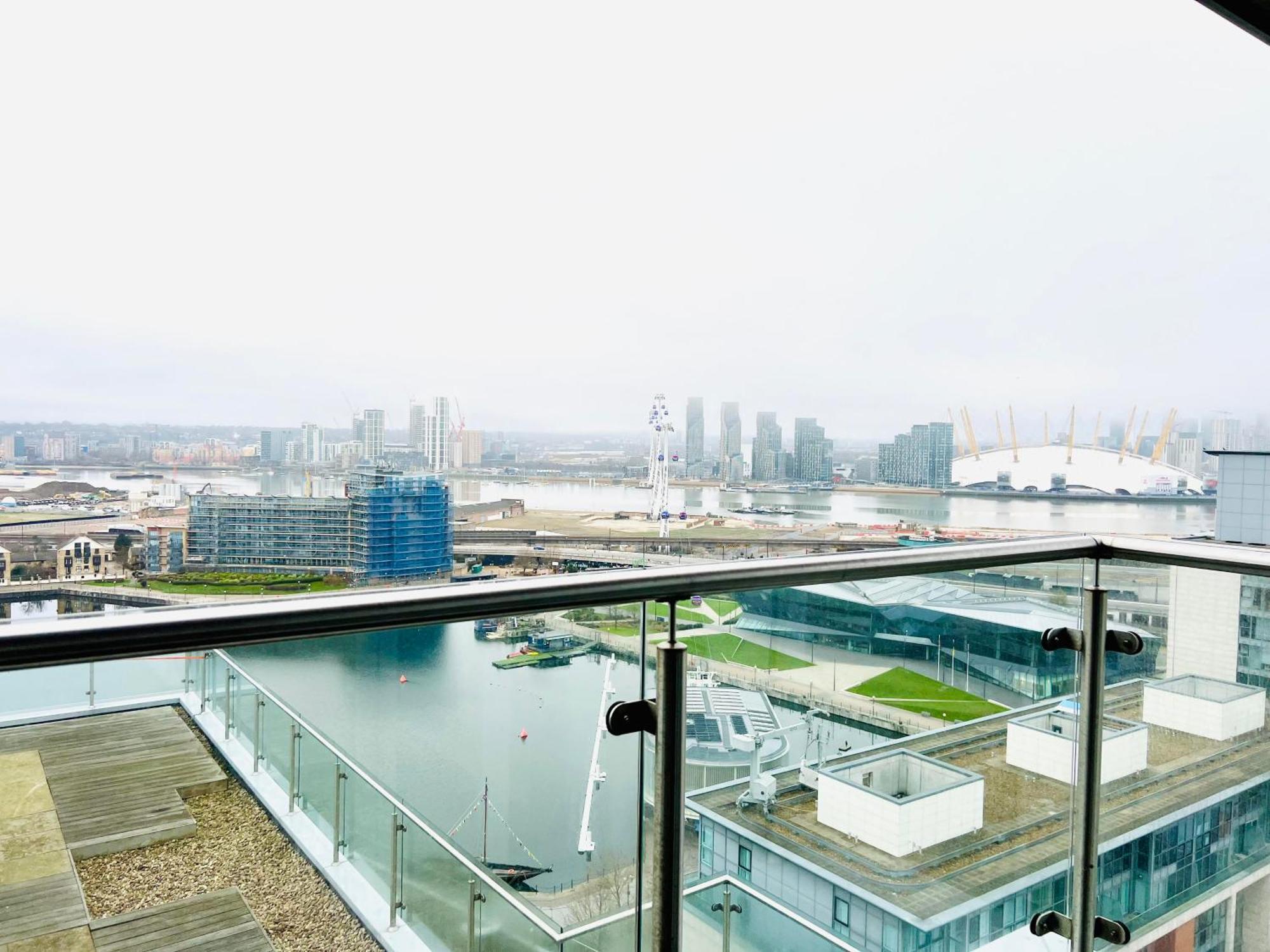 Luxury With Stunning Views In Prime Location - Perfect For Business Or Leisure Apartment *
