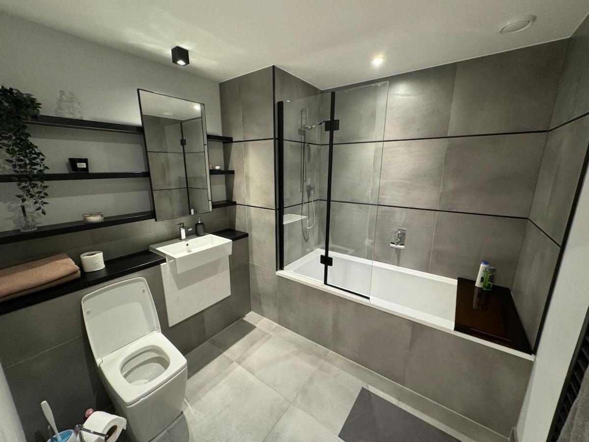 View Two Bedroom Entire Enjoy River & Views, Skyline Views * London