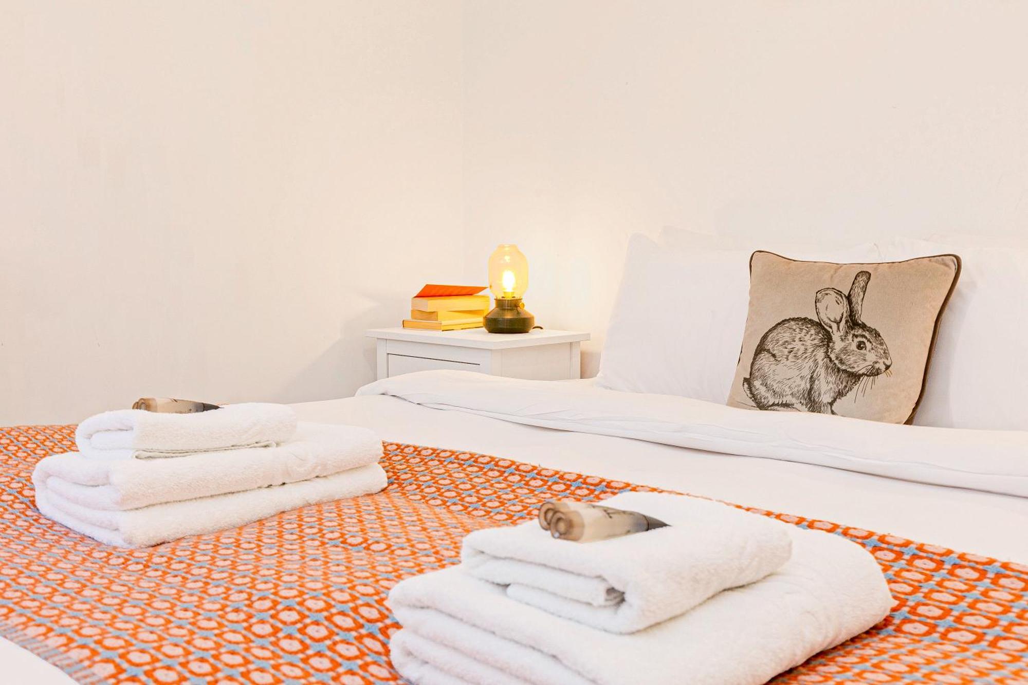 Casa de férias 3br Flat W Garden In West Kensington, 4min Tube Station
