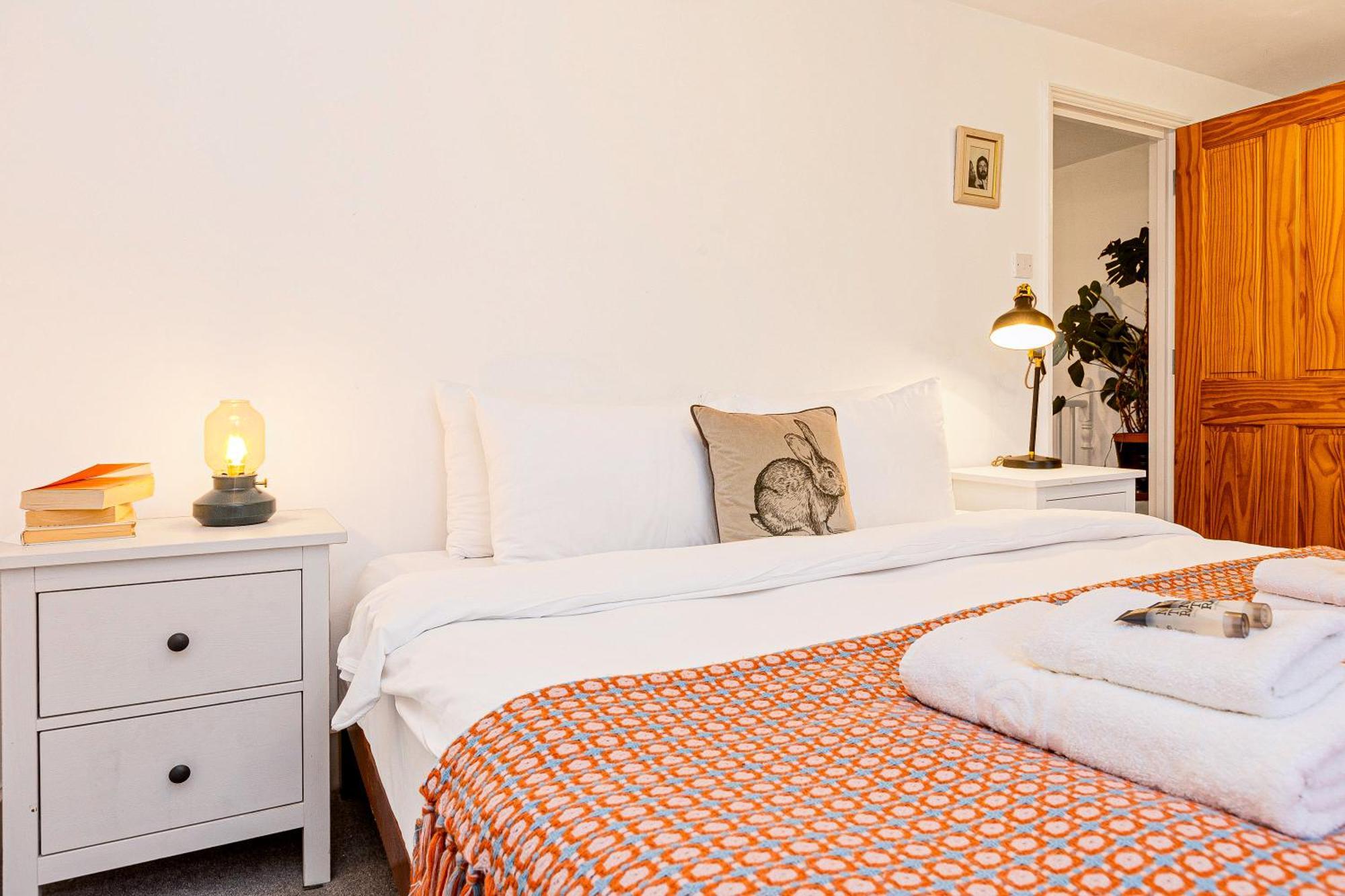 Casa de férias 3br Flat W Garden In West Kensington, 4min Tube Station