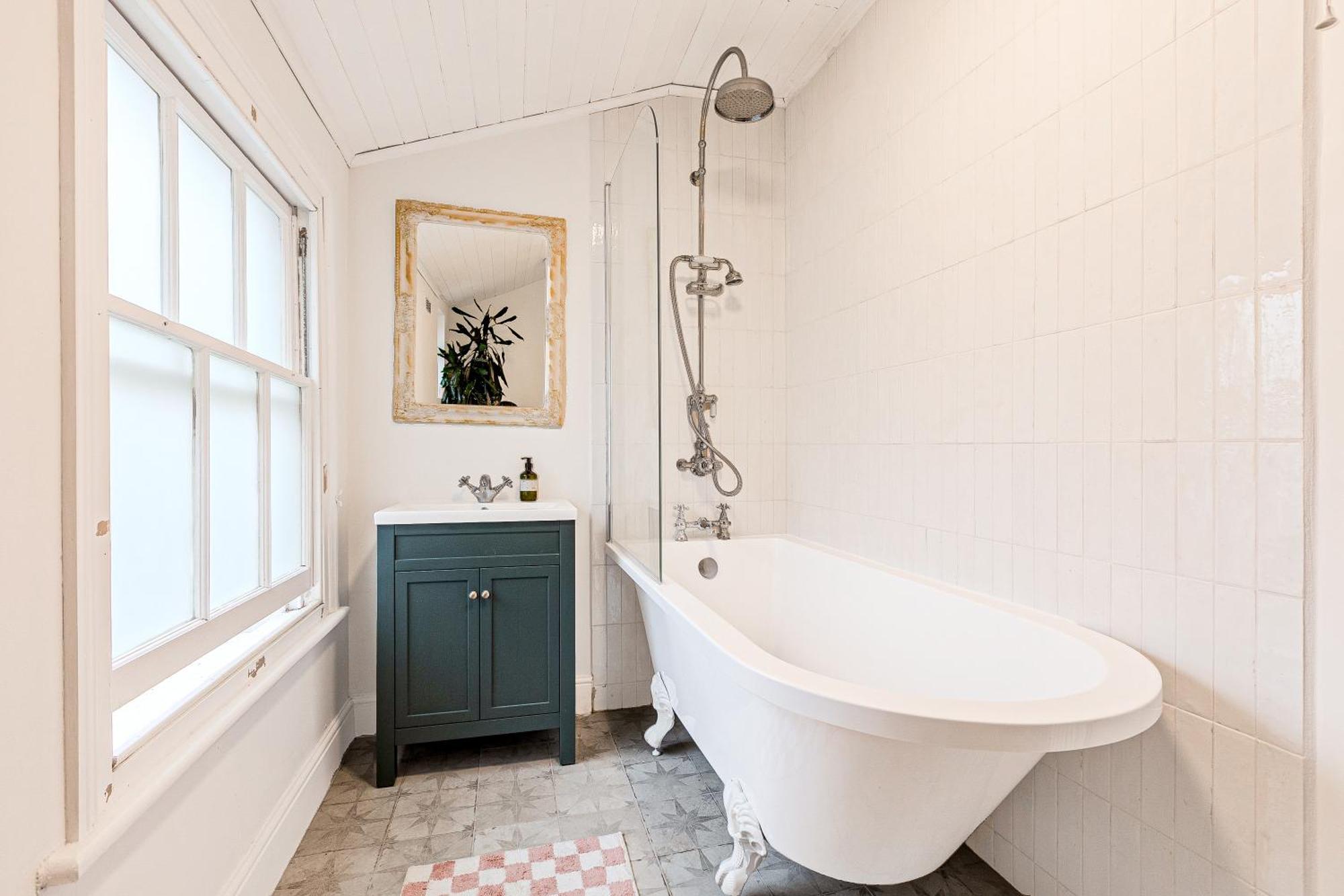 Casa de férias 3br Flat W Garden In West Kensington, 4min Tube Station Londres