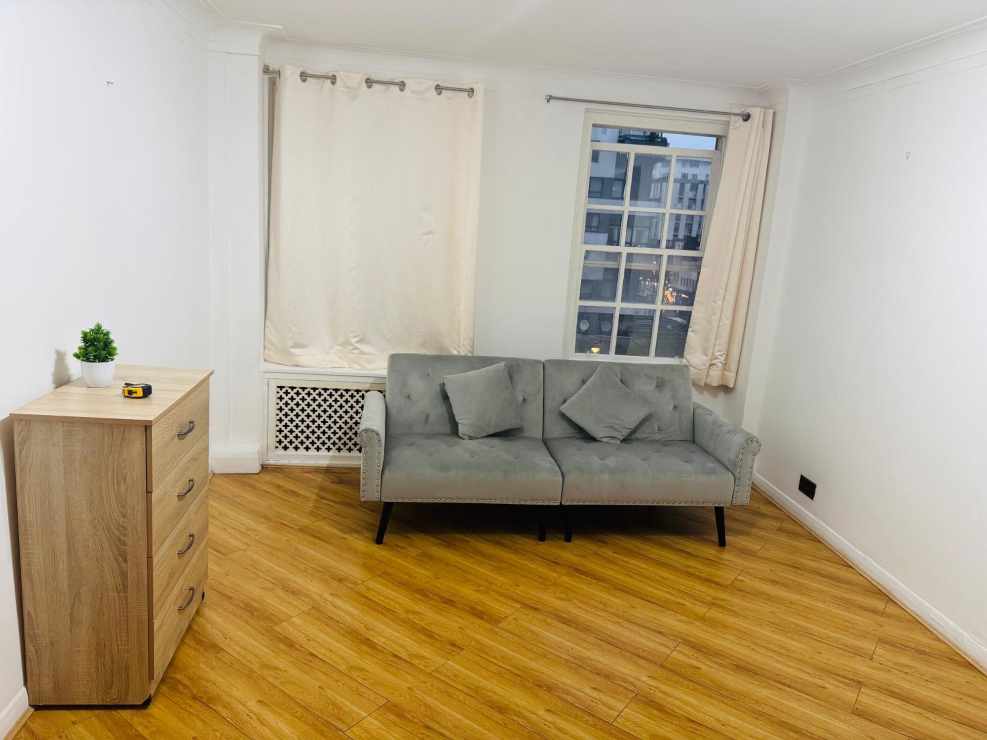 1 Bedroom Flat In Apartment