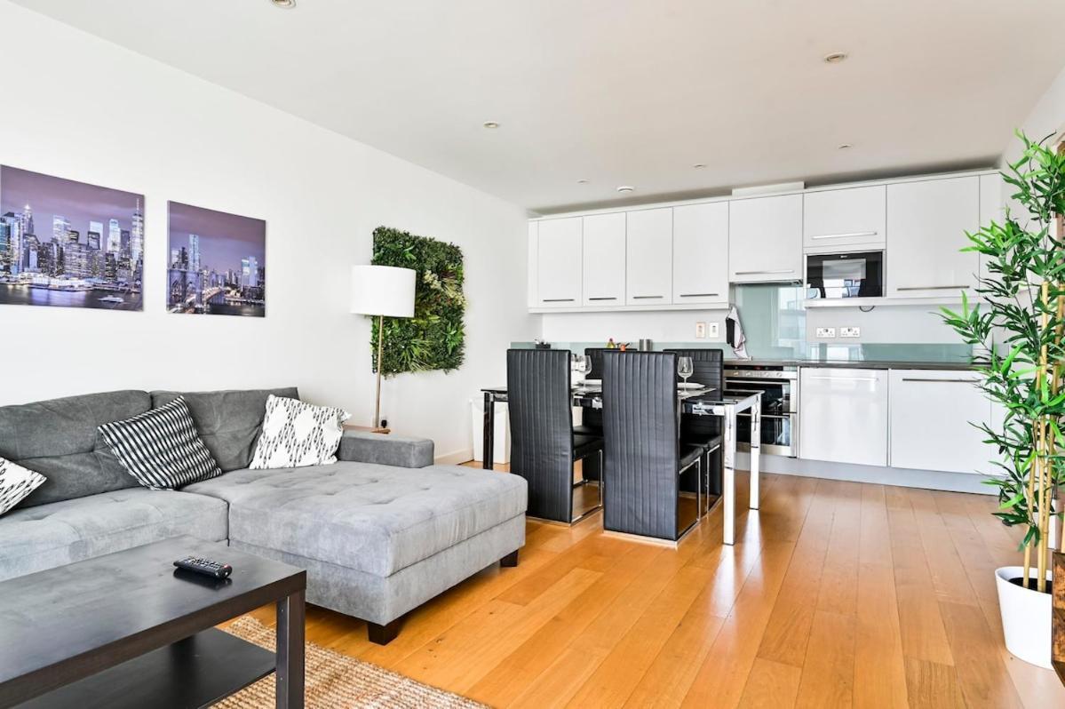 Luxury 3 Bed Next Victoria Station Apartment *