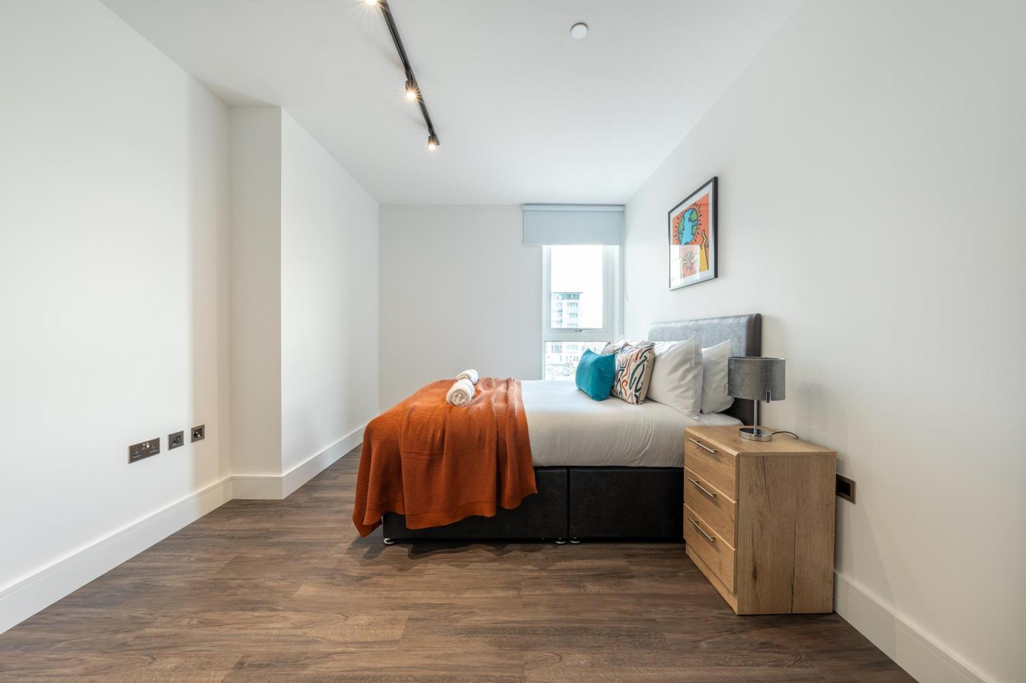 Mitre Haring By Artsy Apartment London