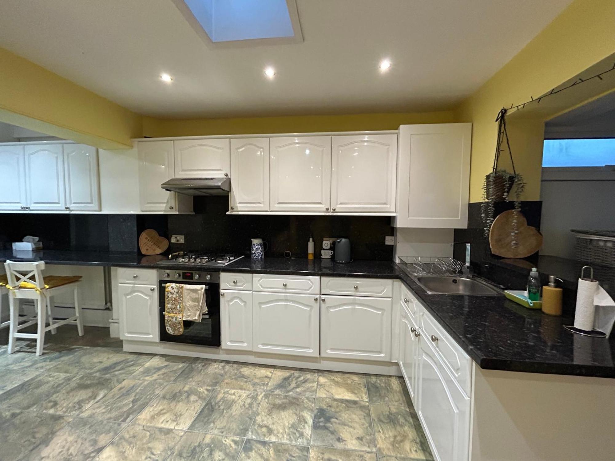 Cozy 3 Bed Near Greenwich Fast Wifi & Free Parking Apartment *