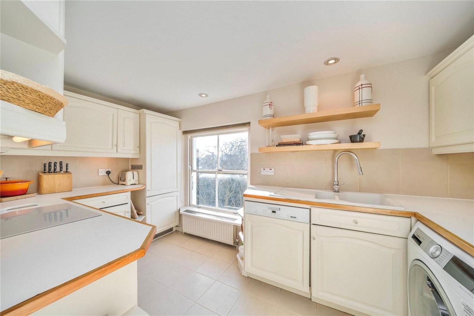 Prime Notting Hill, Luxurious 2 Beds, Roof Terrace Apartment *