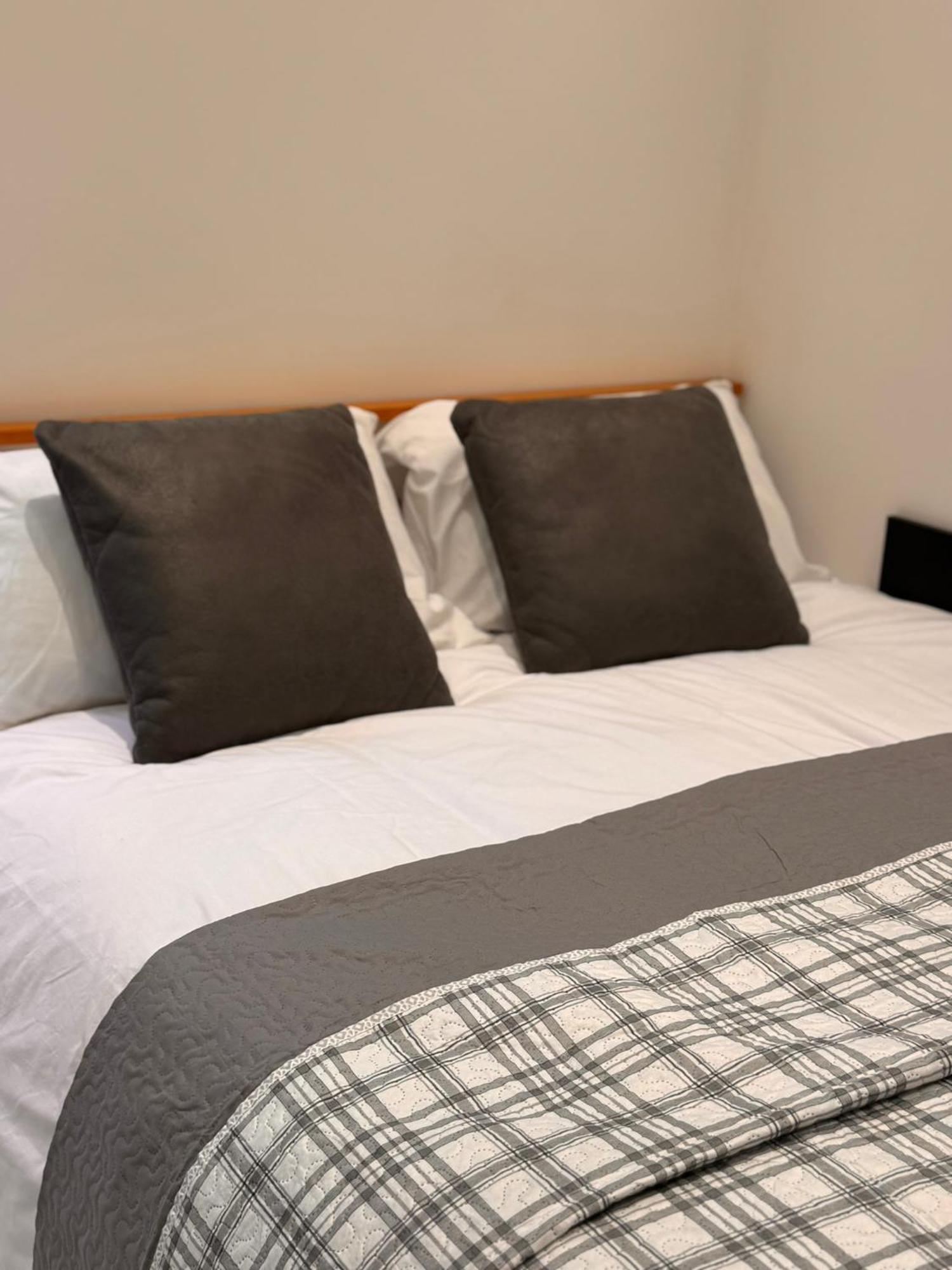 Modern House Stratford E15 - Sleeps 2 - 9, Fast Links To London, Near O2, Greenwich & Olympic Park, Child-friendly Garden, Free Parking, Free Wifi *