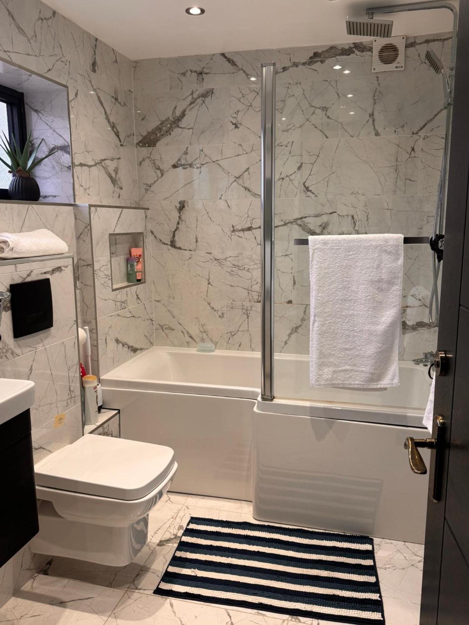 Apartment Modern House Stratford E15 - Sleeps 2 - 9, Fast Links To London, Near O2, Greenwich & Olympic Park, Child-friendly Garden, Free Parking, Free Wifi