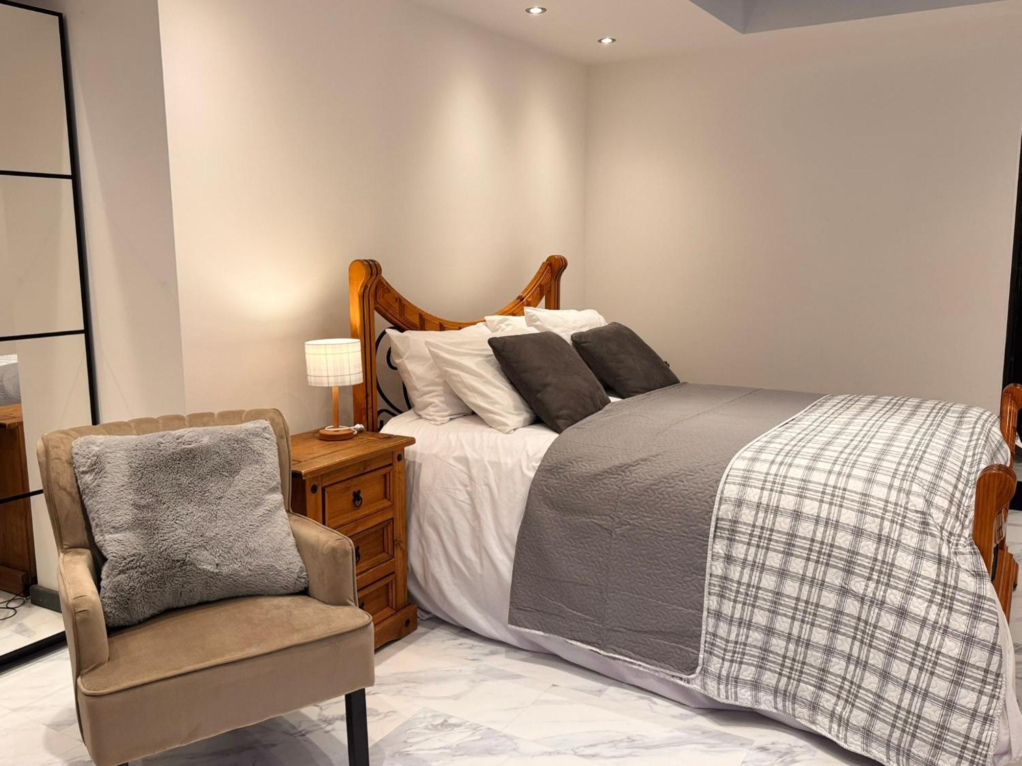 Apartment Modern House Stratford E15 - Sleeps 2 - 9, Fast Links To London, Near O2, Greenwich & Olympic Park, Child-friendly Garden, Free Parking, Free Wifi London