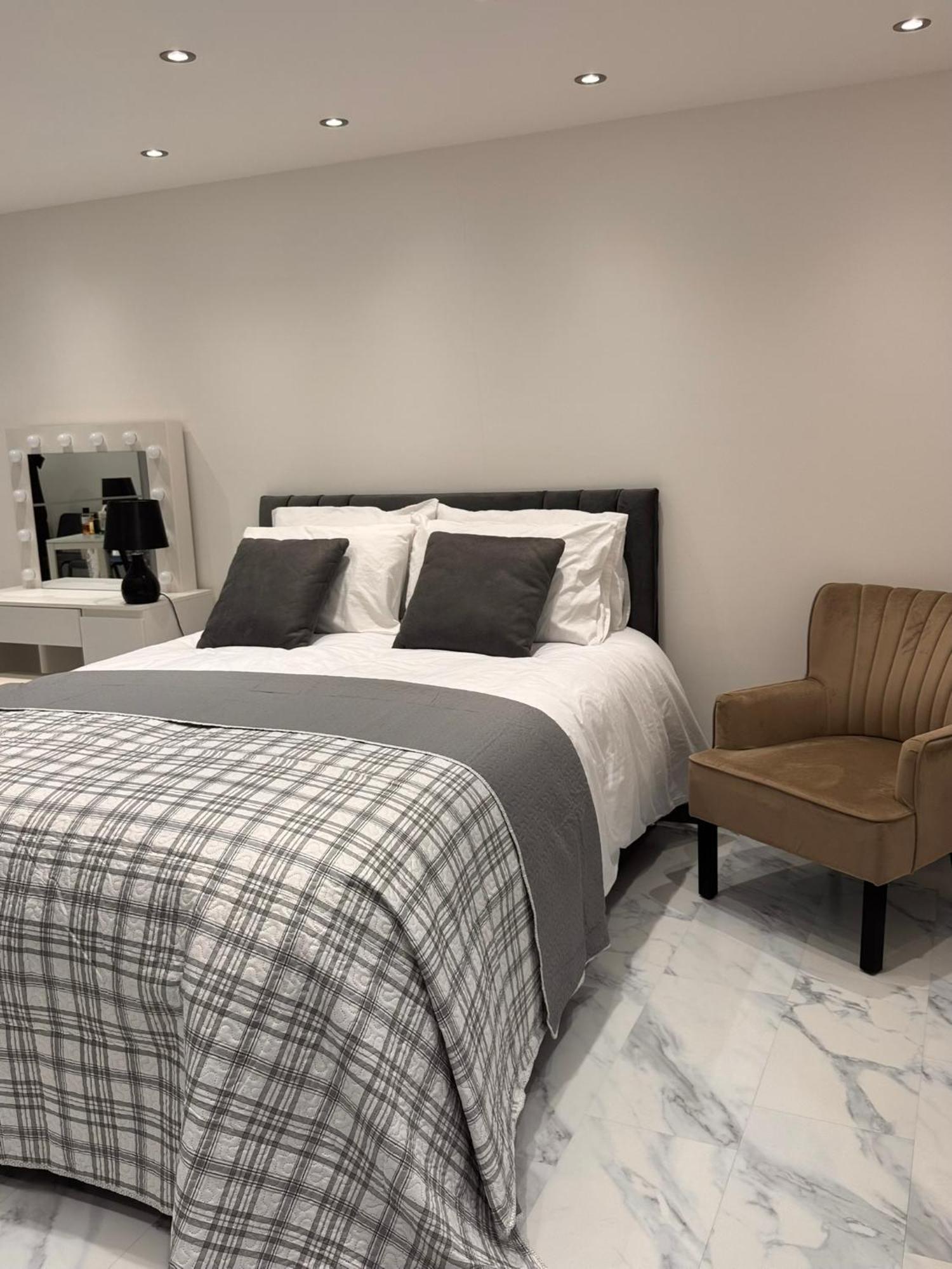 Apartment Modern House Stratford E15 - Sleeps 2 - 9, Fast Links To London, Near O2, Greenwich & Olympic Park, Child-friendly Garden, Free Parking, Free Wifi